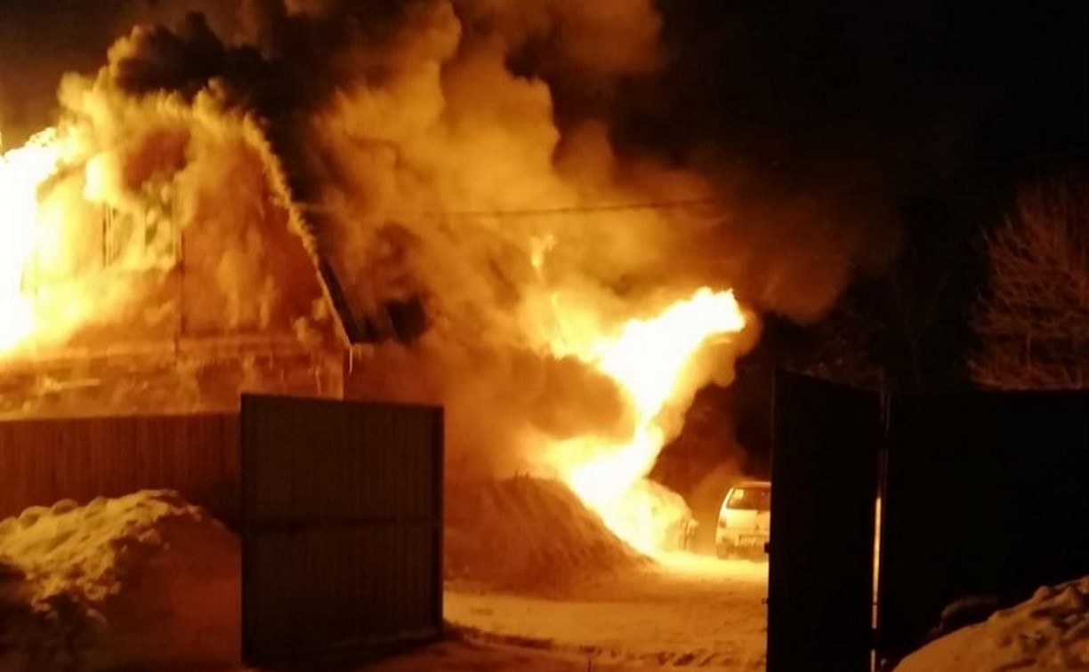Баню, сарай и пол в частном доме тушили пожарные на Сахалине