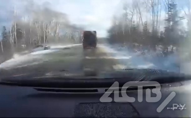 Автомобиль на Сахалине после обгона закружило и вынесло в кювет на заснеженной трассе
