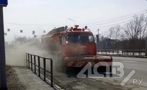 "Люди, прячьтесь": "пылесос наоборот" убирает улицы Южно-Сахалинска 