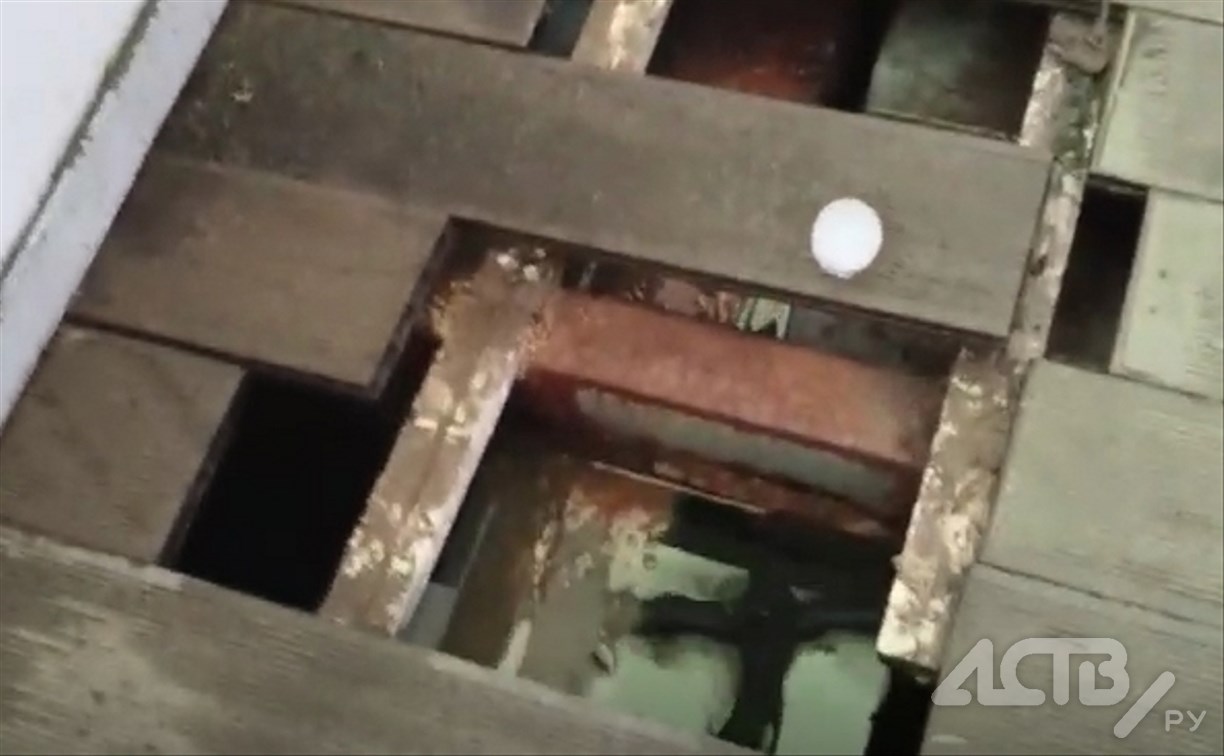 "Пол в дырах, лестница отваливается": туристы рассказали о состоянии Дагинских источников