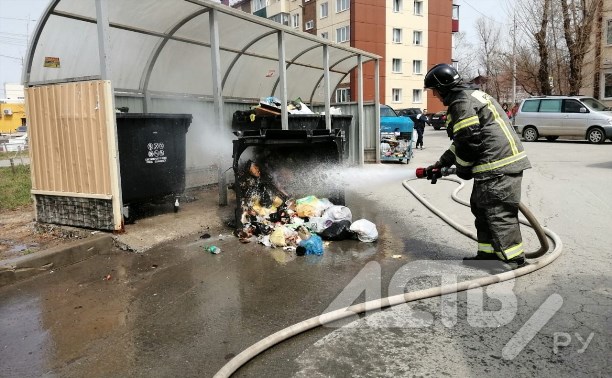 В Южно-Сахалинске кто-то одним окурком испортил мусорный контейнер