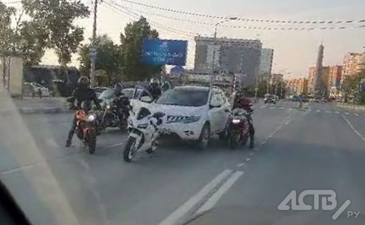 Очевидец: агрессивные байкеры окружили автомобилиста посреди дороги в Южно-Сахалинске