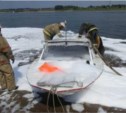 Во время пожара на катере в Корсакове обгорел охранявший его мужчина