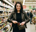 Сахалинка с вместительной сумочкой унесла алкоголь с витрины и продала прохожему