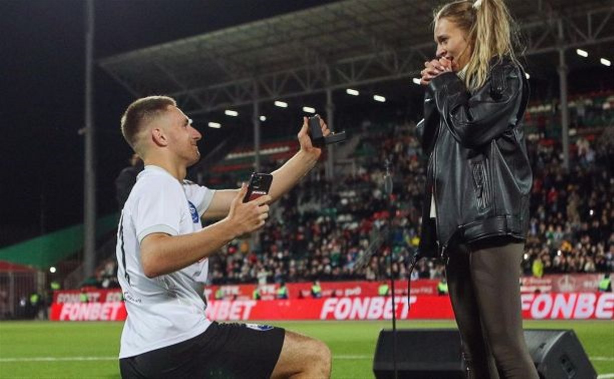 Михаил Литвин сделал предложение своей девушке во время матча футбольного клуба "Сахалинец"