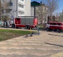 Пять пожарных расчётов стянули к зданию в Южно-Сахалинске из-за сообщения о горящей крыше