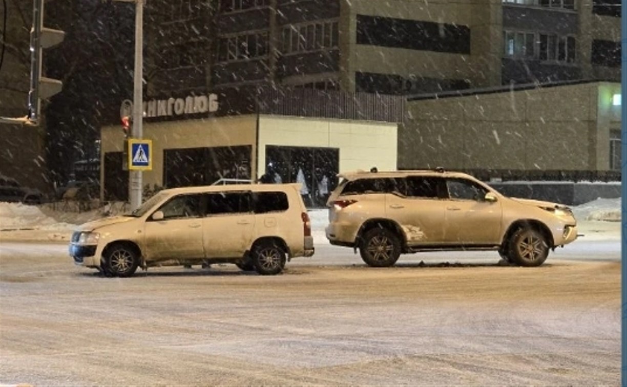 Две иномарки не поделили оживлённый перекрёсток в Южно-Сахалинске