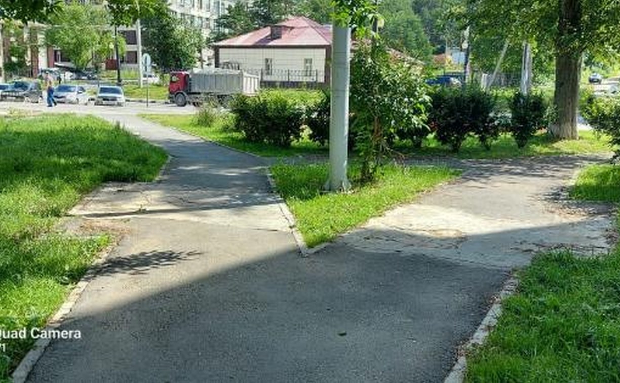 Три железобетонных дивана не дают покоя жителям южно-сахалинской улицы