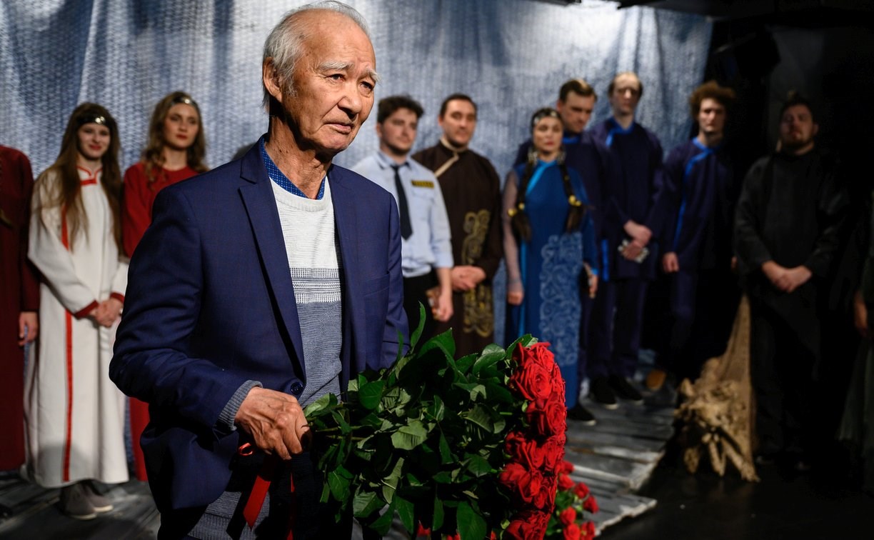 Писателю Владимиру Санги пришлась по душе премьера спектакля "Человек Ых-мифа"