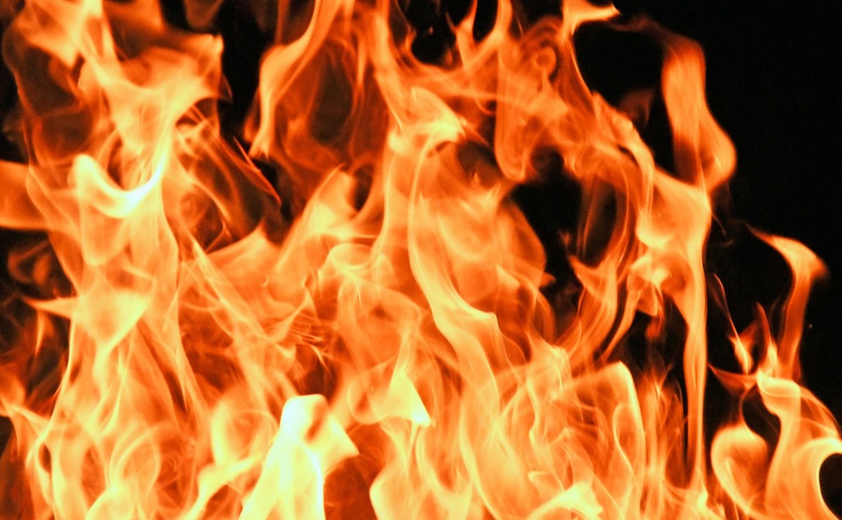 Пожар на складе со стройматериалами потушили в Южно-Сахалинске 