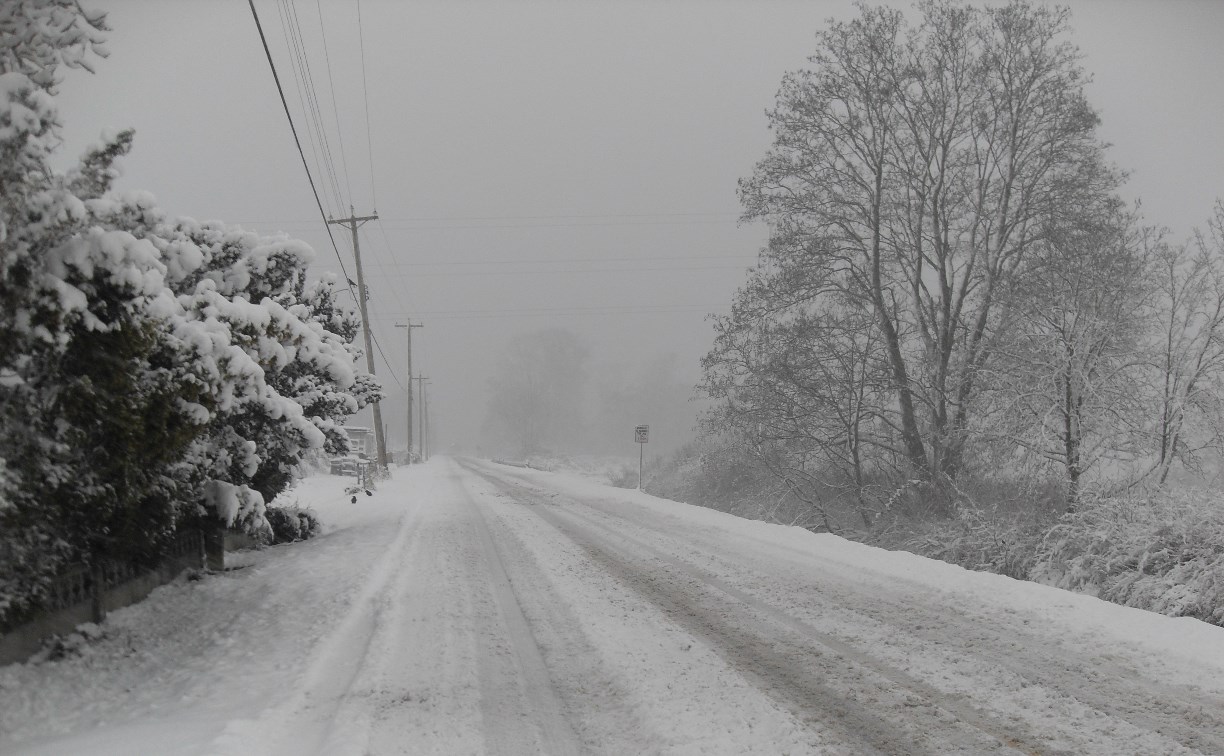 Снег возвращается на Сахалин, на Курилах - ураган: уточнённый прогноз погоды на 4 декабря