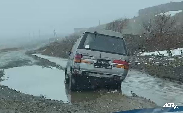 Микроавтобус бросили "умирать" в луже во Взморье