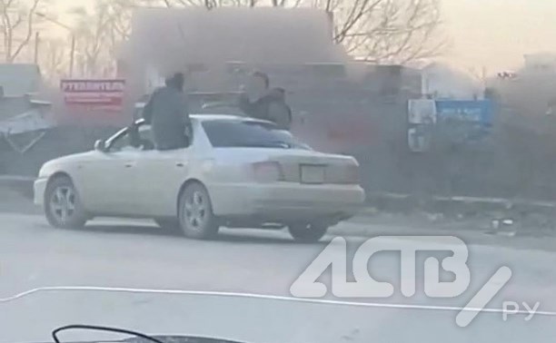 Компания парней "зигзагом" каталась по Южно-Сахалинску, высунувшись из авто наполовину