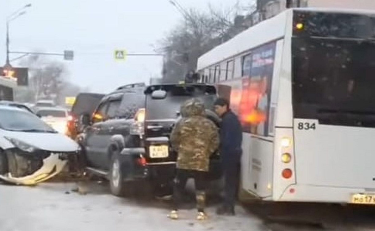 Две иномарки и пассажирский автобус столкнулись в центре Южно-Сахалинска