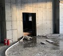 "Сгорело 40 квадратов утеплителя": подробности пожара на стройке в Южно-Сахалинске 