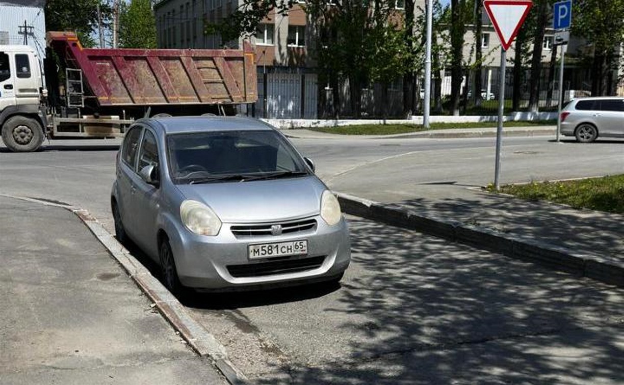 Неизвестный врезался в Toyota Passo и уехал с места ДТП в Южно-Сахалинске