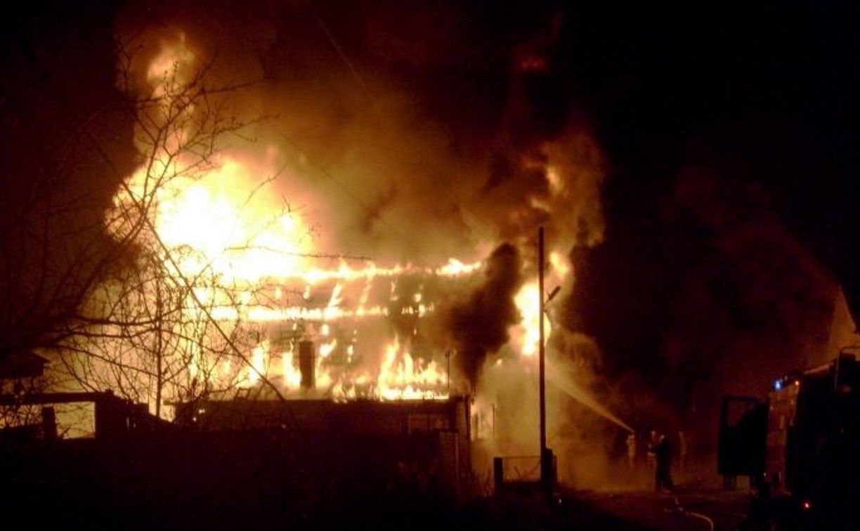 Восемь пожарных тушили гараж в Холмске