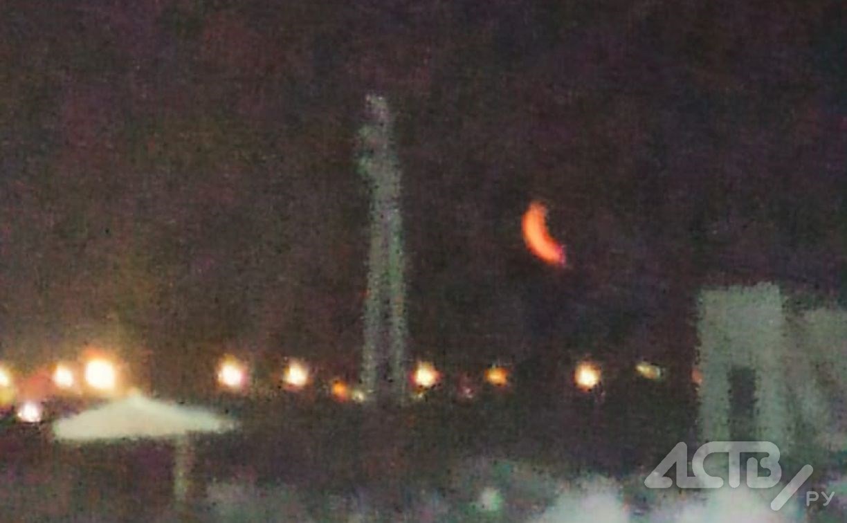 "Первый раз такое вижу": южносахалинка сняла на видео необычную Луну