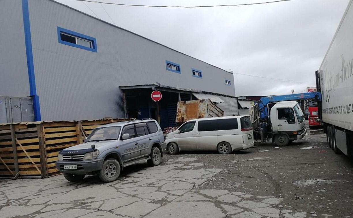 Контейнер упал на минивэн на оптовой базе в Южно-Сахалинске