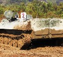 Заключившие первые контракты военнослужащие на Сахалине осваивают вождение боевых машин