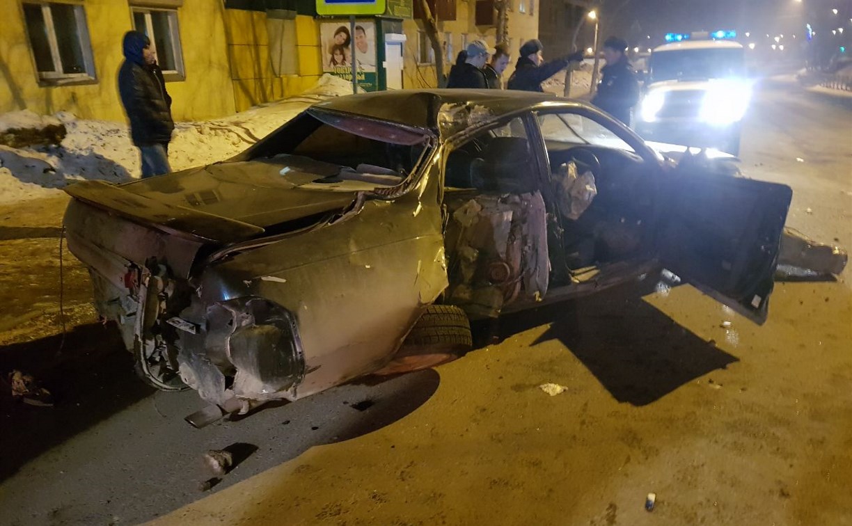 В Корсакове нетрезвый водитель на автомобиле врезался в дерево