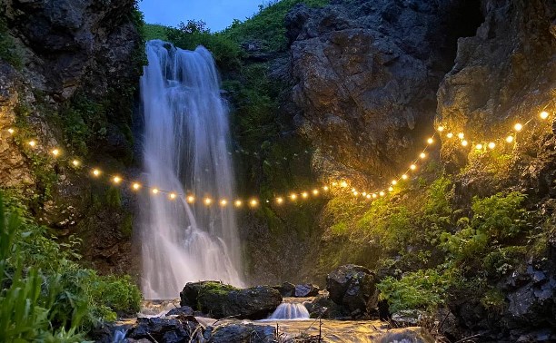"Настоящее волшебство": на Сахалине появился светящийся водопад