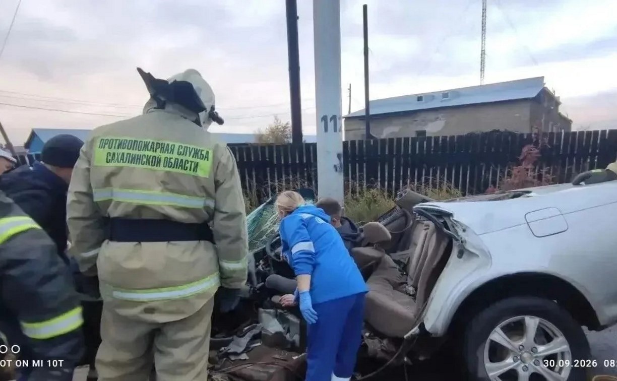 Появились новые детали жуткой аварии в Тымовском: водителя зажало в покореженном "Марке"
