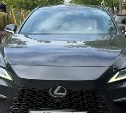 Одна против всех: автоледи на "Лексусе" упорно не замечает знак одностороннего движения в Южно-Сахалинске и злит водителей