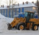 Завершить уборку улиц до нового циклона торопятся коммунальщики Южно-Сахалинска 