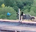 Двое молодчиков вывалили на окраине Быкова целый грузовик мусора