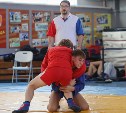 Более 200 сахалинских самбистов вступили в борьбу за награды областных чемпионата и первенства 