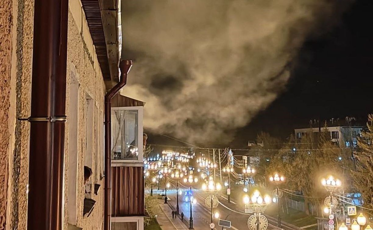 "С пятого этажа шёл густой дым": человека спасли при пожаре в Южно-Сахалинске