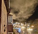 "С пятого этажа шёл густой дым": человека спасли при пожаре в Южно-Сахалинске