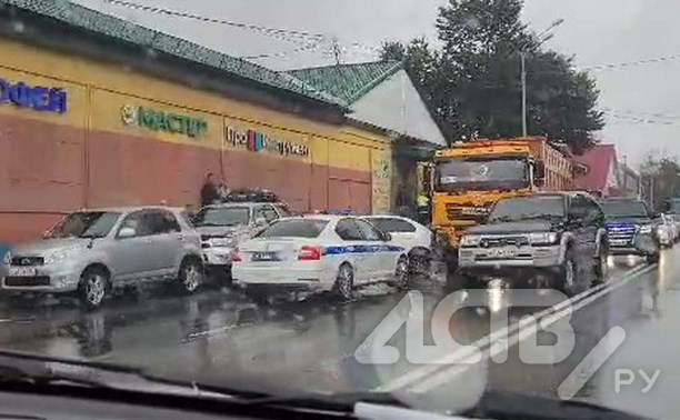 Самосвал Shacman протаранил легковой автомобиль в Южно-Сахалинске