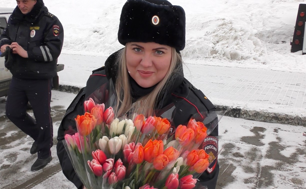 Сахалинская Госавтоинспекция вместо штрафов подарила автомобилисткам цветы