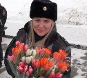Сахалинская Госавтоинспекция вместо штрафов подарила автомобилисткам цветы