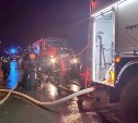 В Поронайске поздним вечером загорелась лодка