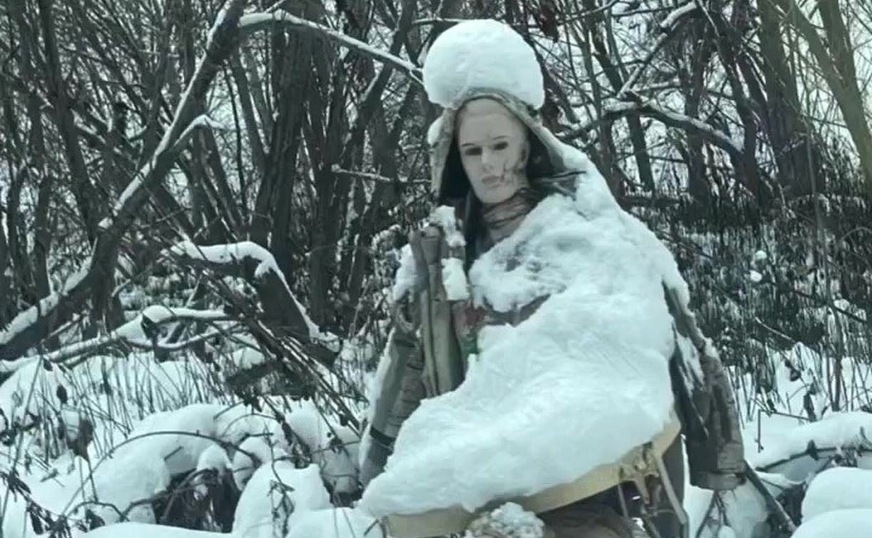 На Сахалине "ожившие" кадры из фильмов ужасов пугают людей на лесной дороге