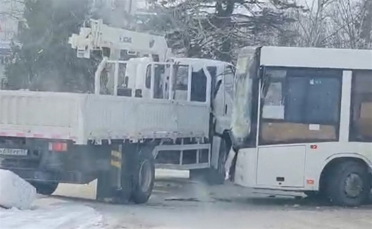 У мужа травма головы": южносахалинка рассказала о последствиях ДТП с автобусом у аэровокзала 