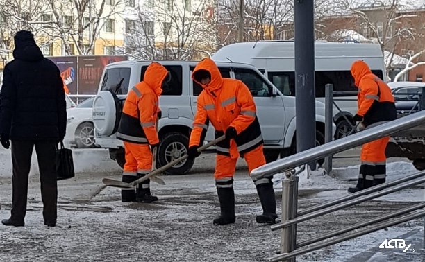 В центре Южно-Сахалинска решили посыпать тротуары каменной крошкой В центре Южно-Сахалинска решили посыпать тротуары каменной крошкой