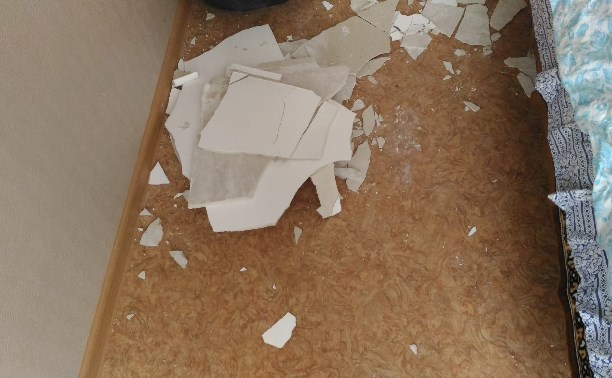 В квартире дома по улице Пушкина на спящих жильцов обвалилась потолочная штукатурка В квартире дома по улице Пушкина на спящих жильцов обвалилась потолочная штукатурка