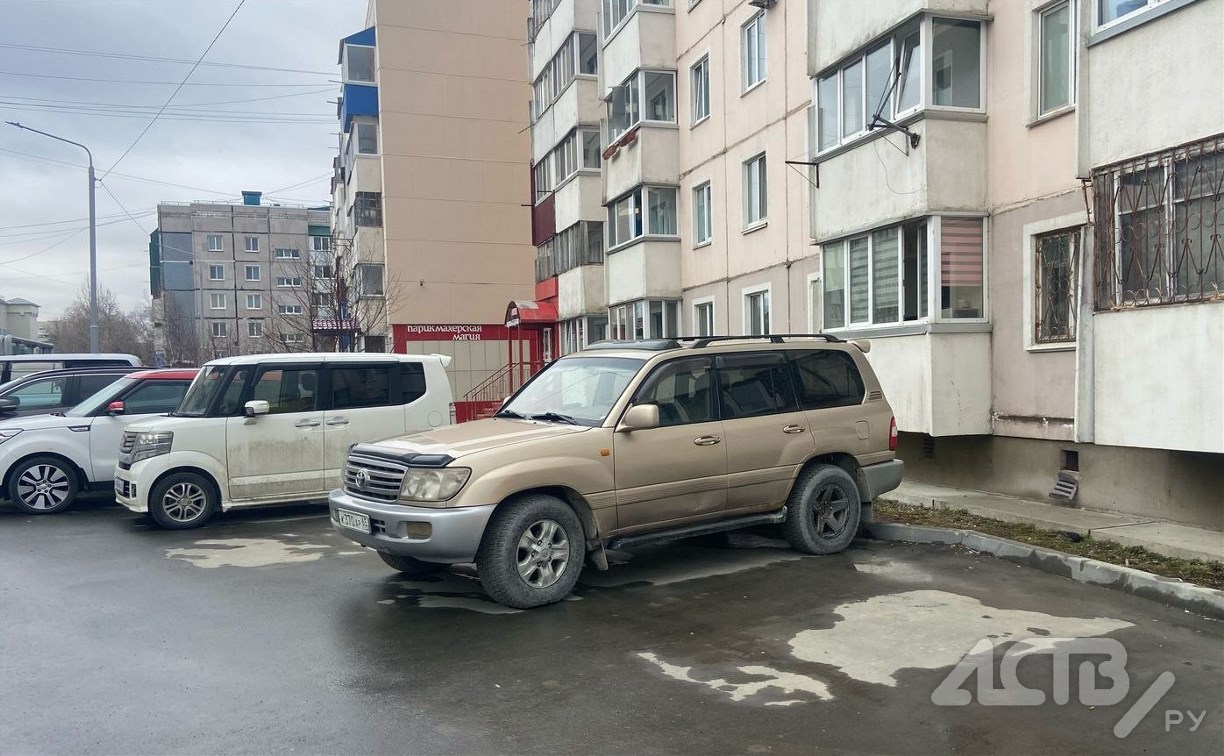 Девушка на Тойота C-HR врезалась в Land Cruiser и скрылась с места ДТП в Южно-Сахалинске