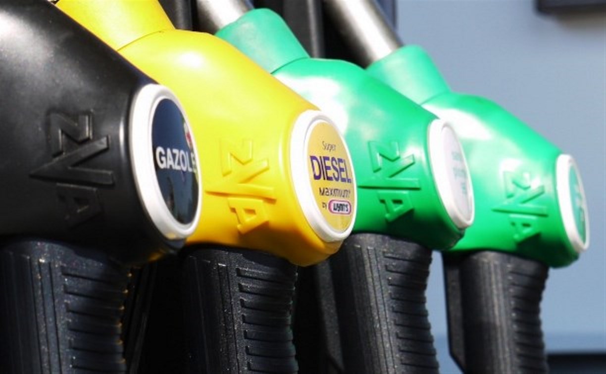 Производители бензина снижают цены, но на Сахалине топливо подорожало
