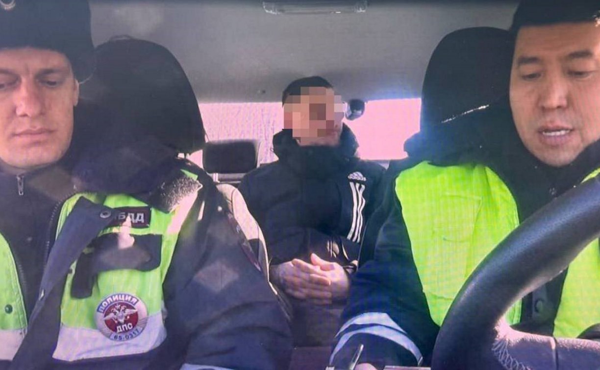 Комбо: на Сахалине задержали пьяного водителя без прав на машине без номеров, находящегося в федеральном розыске