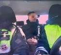 Комбо: на Сахалине задержали пьяного водителя без прав на машине без номеров, находящегося в федеральном розыске