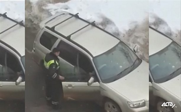 Пьяному автолюбителю не позволили выехать из двора