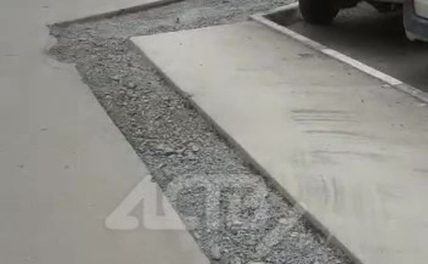 Тротуар изуродовали в Южно-Сахалинске во время установки электрозаправки