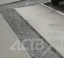 Тротуар изуродовали в Южно-Сахалинске во время установки электрозаправки