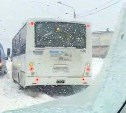 Автобусы в Южно-Сахалинске массово увязли на одной из центральных улиц