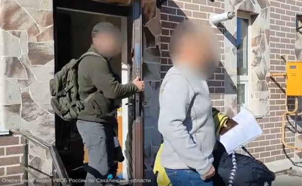 Сисадмина транспортного предприятия задержали на Сахалине за легализацию мигрантов